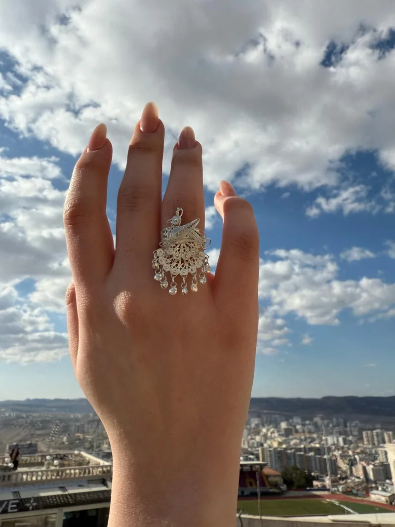 Telkari işçilikli tavus kuşu motifli gümüş yüzük, Mardin ovası önünde elde